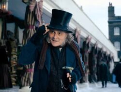 Trailer ‘Ebenezer: A Christmas Carol’: Johnny Depp Berubah Menjadi Scrooge yang Pemarah dan Pelempar Bola Salju