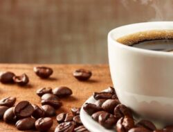 Minum Kopi atau Teh Mungkin Membantu Anda Menghindari Penambahan Berat Badan Saat Liburan