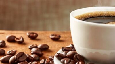 Minum Kopi atau Teh Mungkin Membantu Anda Menghindari Penambahan Berat Badan Saat Liburan
