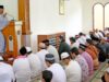 Yang Belum Tahu, Ini Penjelasan Hukum Duduk Sambil Memeluk Lutut Saat Khutbah