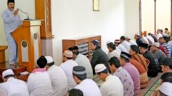 Yang Belum Tahu, Ini Penjelasan Hukum Duduk Sambil Memeluk Lutut Saat Khutbah
