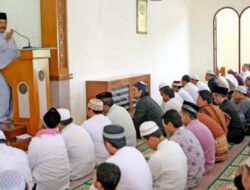 Yang Belum Tahu, Ini Penjelasan Hukum Duduk Sambil Memeluk Lutut Saat Khutbah