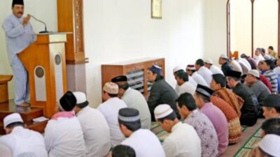 Yang Belum Tahu, Ini Penjelasan Hukum Duduk Sambil Memeluk Lutut Saat Khutbah