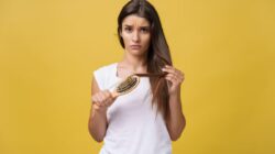 Sedang Berjuang Mengatasi Rambut Rontok? Ibu Menyarankan Minyak Rambut DIY Ini