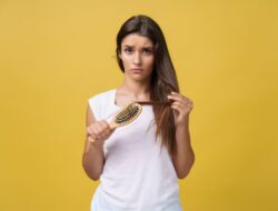 Sedang Berjuang Mengatasi Rambut Rontok? Ibu Menyarankan Minyak Rambut DIY Ini
