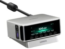 Ugreen Meluncurkan Charger Desktop 300W Baru dengan Delapan Port dan Layar 3 Inci