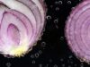Saya Mengoleskan Air Perasan Bawang Bombay ke Kulit Kepala Selama Sebulan, dan Rambut Saya pun Berterima Kasih Karenanya!
