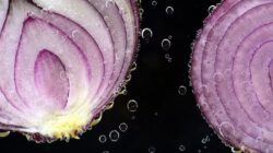 Saya Mengoleskan Air Perasan Bawang Bombay ke Kulit Kepala Selama Sebulan, dan Rambut Saya pun Berterima Kasih Karenanya!