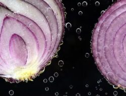 Saya Mengoleskan Air Perasan Bawang Bombay ke Kulit Kepala Selama Sebulan, dan Rambut Saya pun Berterima Kasih Karenanya!