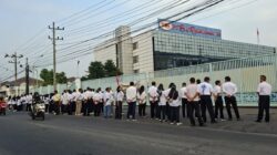 Eks Karyawan Sritex Sukoharjo Upacara Bendera di Depan Gerbang Pabrik, Bentuk Kepihatinan Pesongon Belum Dibayar