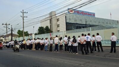 Eks Karyawan Sritex Sukoharjo Upacara Bendera di Depan Gerbang Pabrik, Bentuk Kepihatinan Pesongon Belum Dibayar