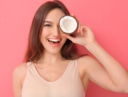 Mana yang Lebih Baik untuk Kesehatan Rambut, Minyak Kelapa atau Santan?