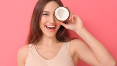 Mana yang Lebih Baik untuk Kesehatan Rambut, Minyak Kelapa atau Santan?