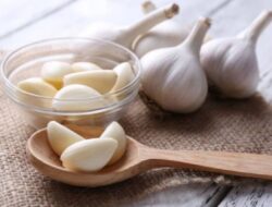 Dikunyah atau ditelan: Mana Cara Terbaik Mengonsumsi Bawang Putih untuk Manfaat Maksimal?