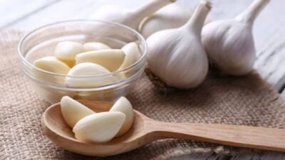 Dikunyah atau ditelan: Mana Cara Terbaik Mengonsumsi Bawang Putih untuk Manfaat Maksimal?