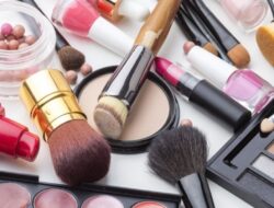Berikut Ini Penjelasan tentang Hukum Shalat Pakai Makeup dari Karmin