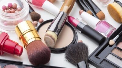 Berikut Ini Penjelasan tentang Hukum Shalat Pakai Makeup dari Karmin
