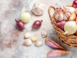 Bawang Merah vs Bawang Putih? Mana Obat Rumahan Terbaik untuk Pertumbuhan Rambut?