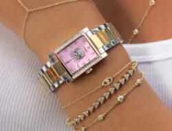 Timex Meluncurkan Dua Jam Tangan Éclat Berbentuk Persegi dengan Hiasan Kristal dan Batu “Rose Quartz” Alami