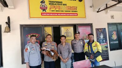 Seorang Laki-laki dan Bayinya Tak Punya Bekal Pulang Akhirnya Dibantu Polsek Baki Sukoharjo