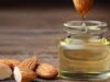 Cara Menggunakan Minyak Almond sebagai Pembersih Riasan Alami