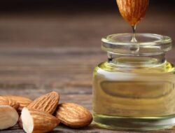 Cara Menggunakan Minyak Almond sebagai Pembersih Riasan Alami
