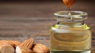 Cara Menggunakan Minyak Almond sebagai Pembersih Riasan Alami