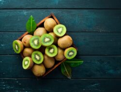 Berikut Ini 10 Manfaat Kesehatan Kiwi yang Menjadikannya “Superfood” Wajib Konsumsi!