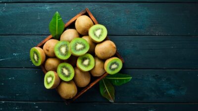 Berikut Ini 10 Manfaat Kesehatan Kiwi yang Menjadikannya “Superfood” Wajib Konsumsi!