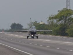 Pesawat Tempur Uji Coba Mendarat di Tol Pasuruan–Probolinggo